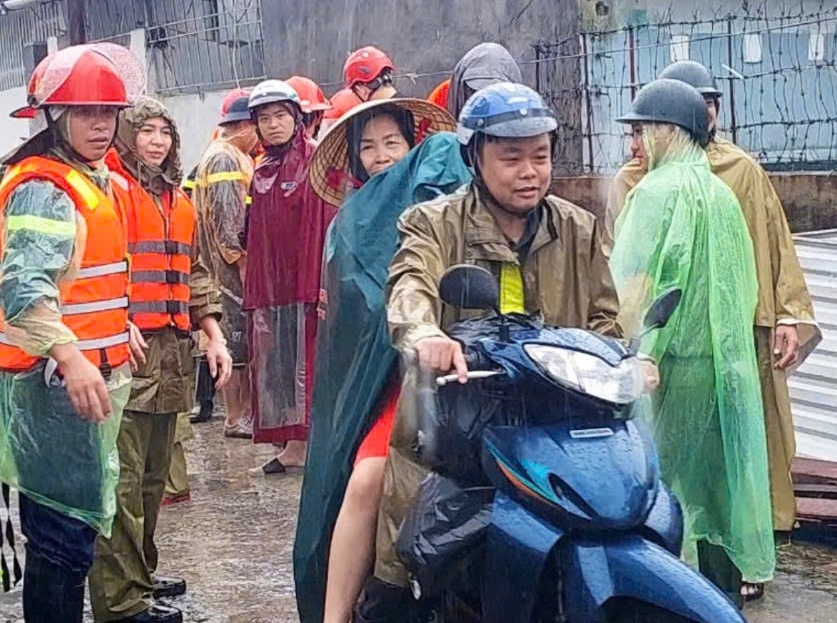  Công an quận Lê Chân: Hỗ trợ đưa hơn 100 người dân sinh sống tại khu vực đê sông Lạch Tray đến nơi an toàn